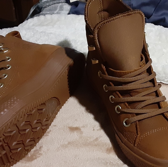 Converse - Picture 3 of 8